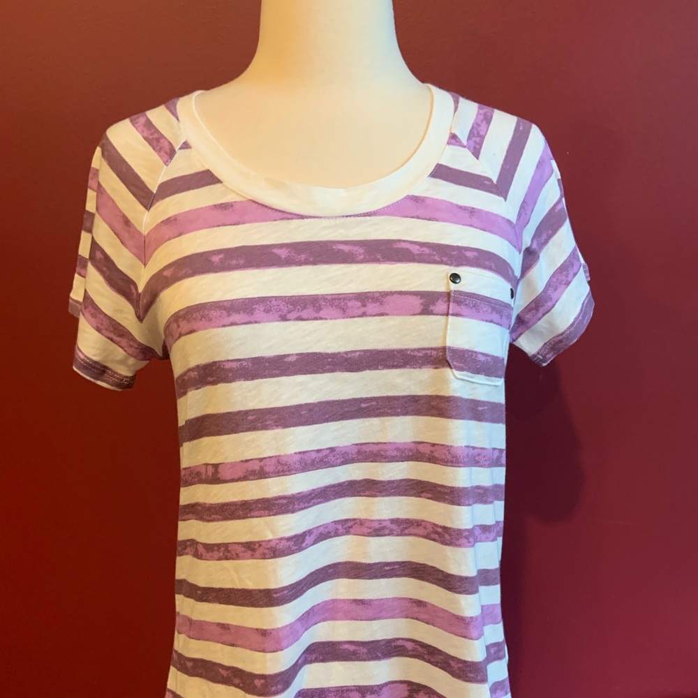 Gap white and prurple striped tee stud on pocket